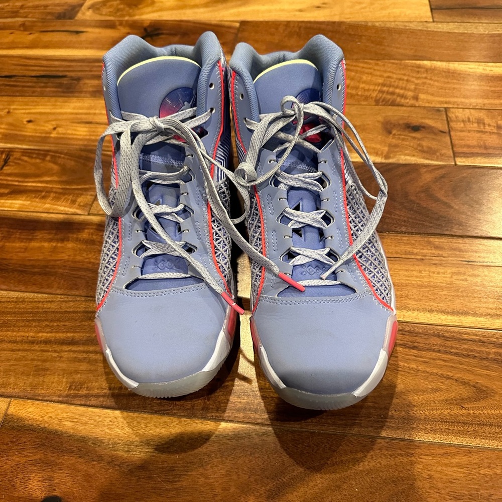 Men’s Nike Air Jordan Basketball shoes size 11 like new